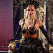 domina-fetish-zarin-im-schwarzwald